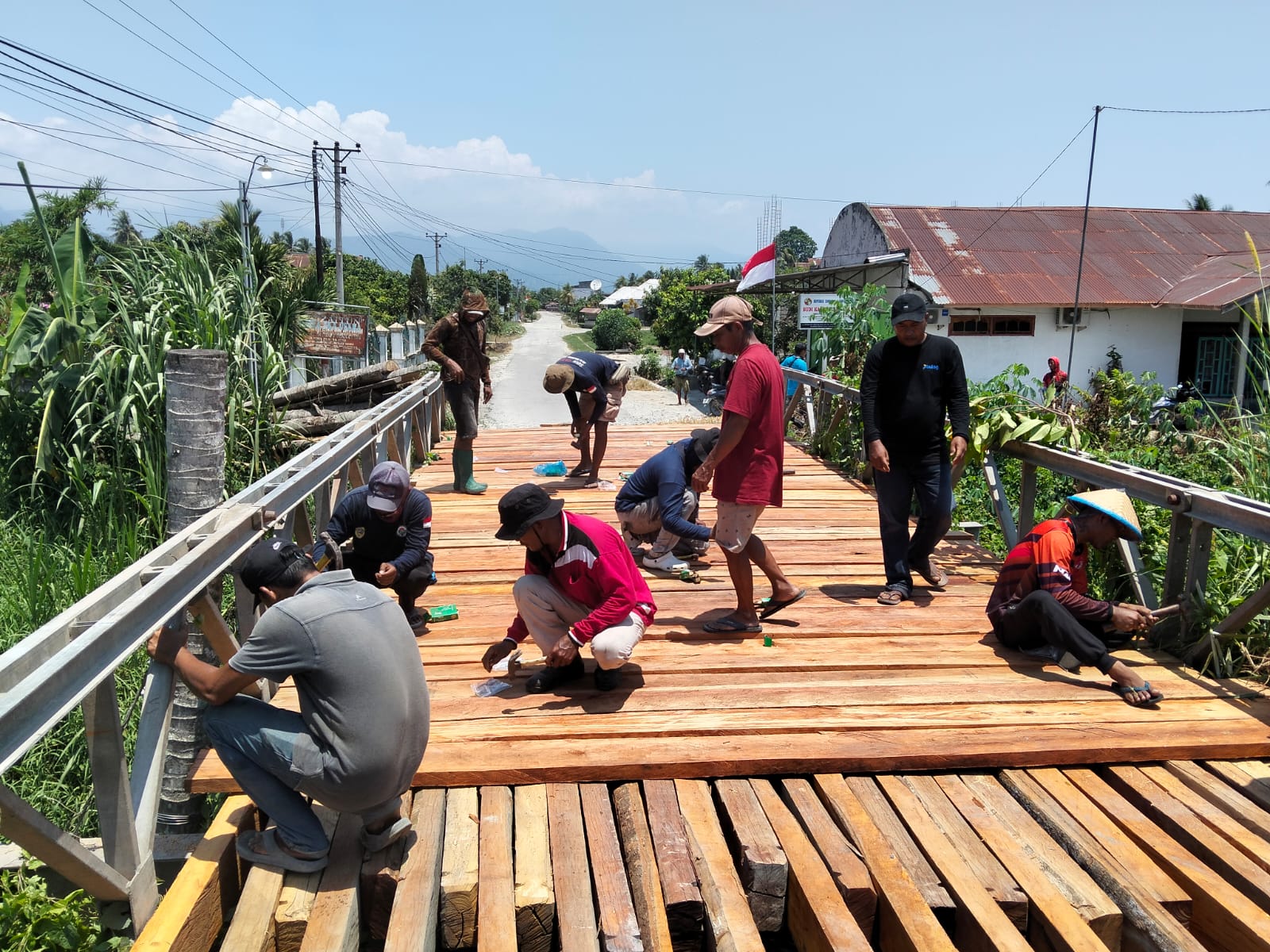 PEMERINTAH DESA BALINGGI JATI BERGOTONG-ROYONG MEMBANGUNAN JEMBATAN